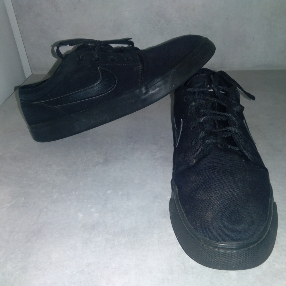 Nike Mens Toki Low 555272-015 Black sz 9.5 Casual Shoes Sneakers